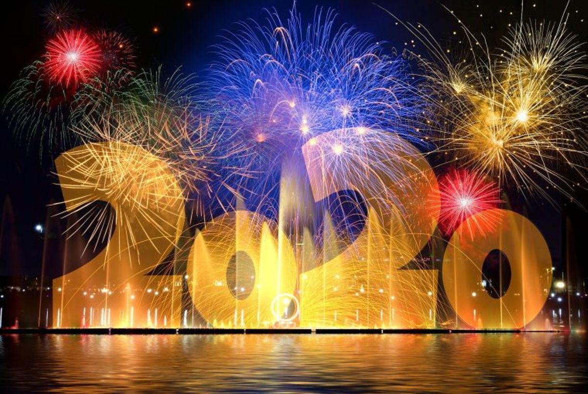 Ways to celebrate new year's eve with friends, family