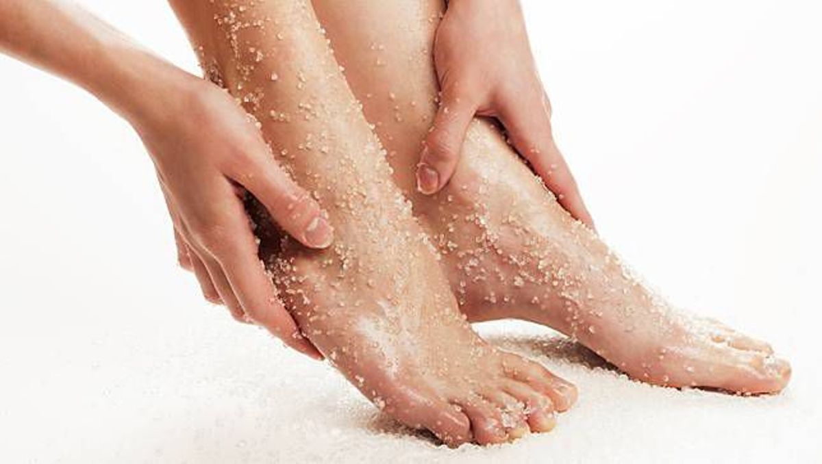 20 Home Remedies For Cracked Heels + Causes & Prevention Tips