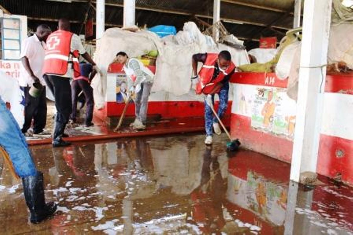 Red Cross cleans Kisumu's Jubilee market