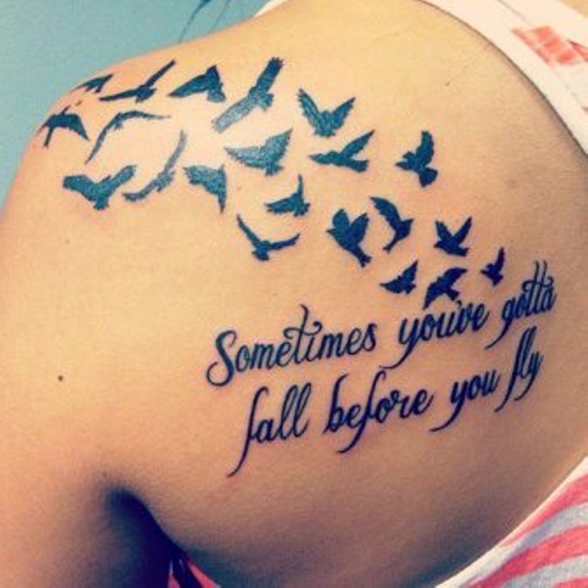 tatuaje pájaros con frase 