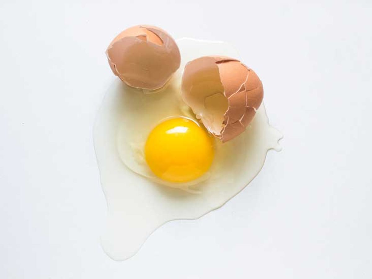 Почему падает яйцо. Разбитое яйцо. Разбитые яйца. Яйцо разбилось. Разбитое сырое яйцо.