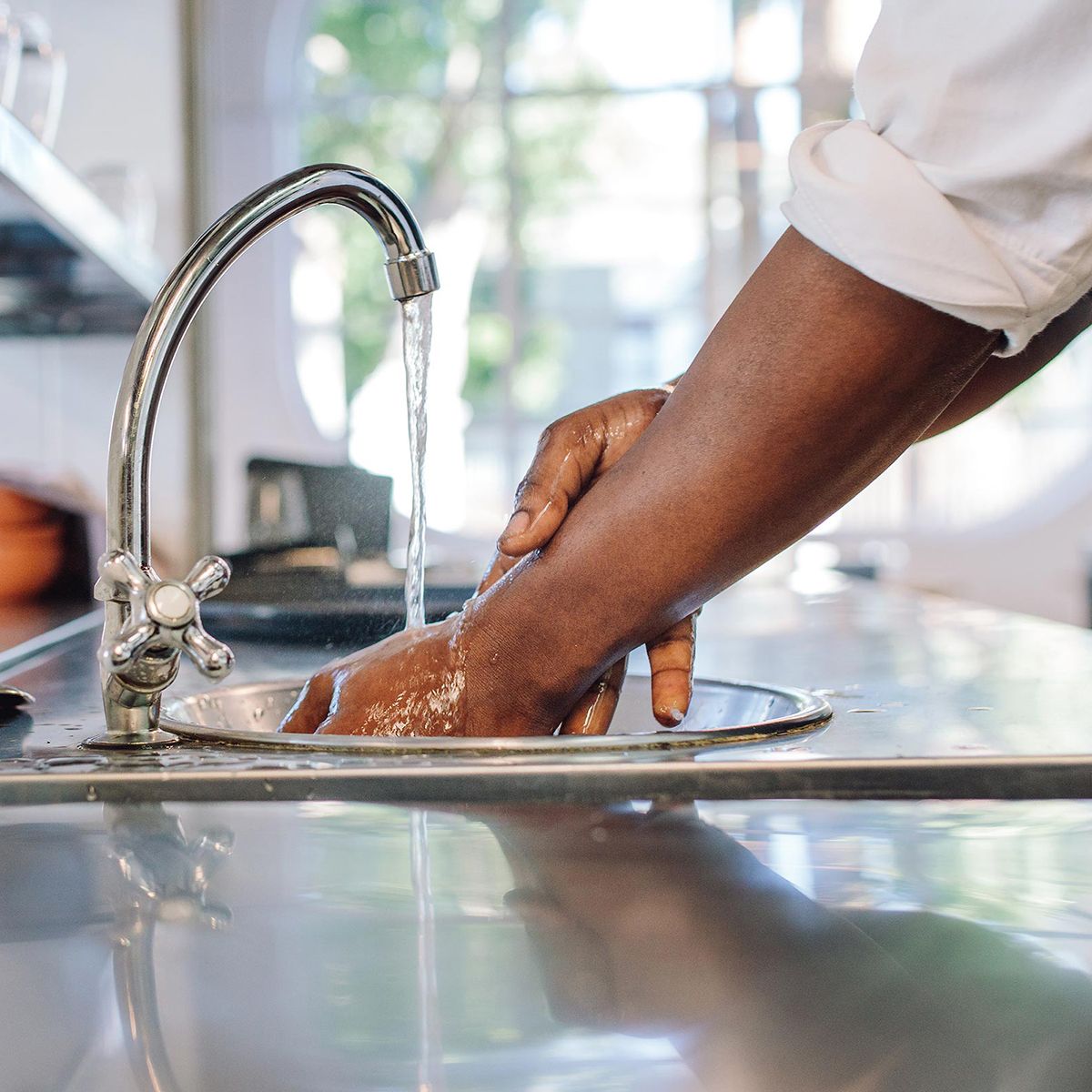 wash-hands-with-cleanser-before-eating-or-preparing-food-can-reduce