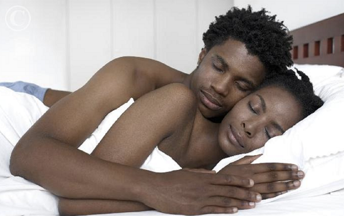 Темнокожая и белый в постели. Темнокожий парень и белая девушка. Чернокожий мужчина в кровати. Афроамериканец на кровати.
