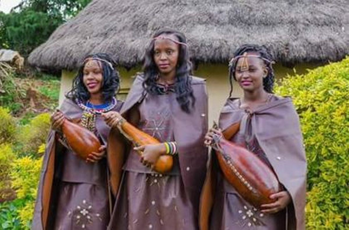 Romantic Kalenjin Man Runs To Hug Wife At Airport, Gifts Her Beautiful ...