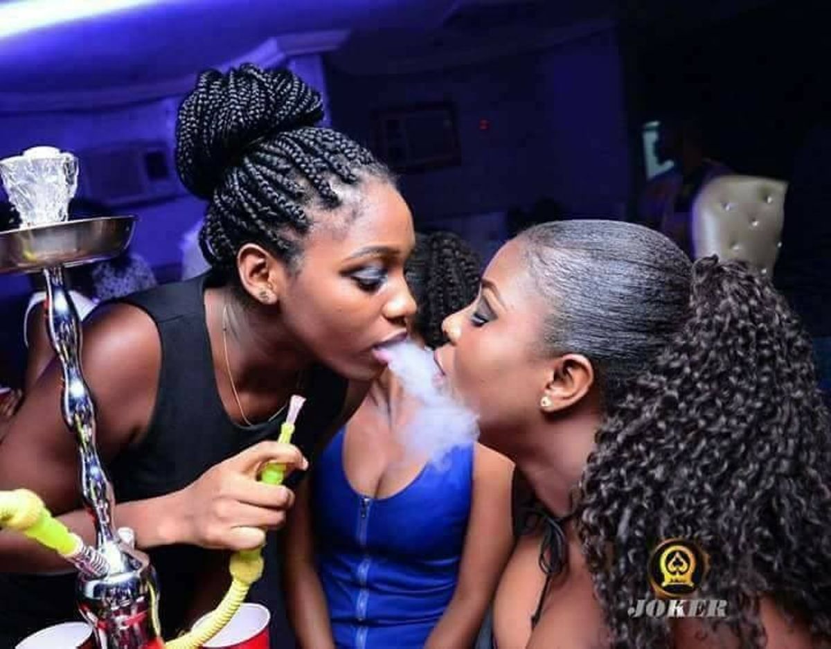 Sorecore ebony lesbian in nightclub
