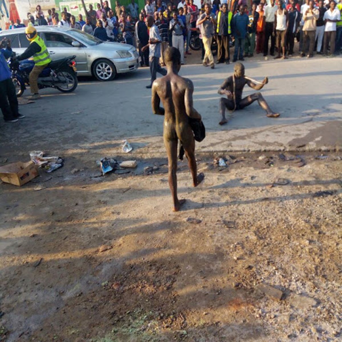 Uchawi! Two thieves dance naked with snake after stealing car [Video]